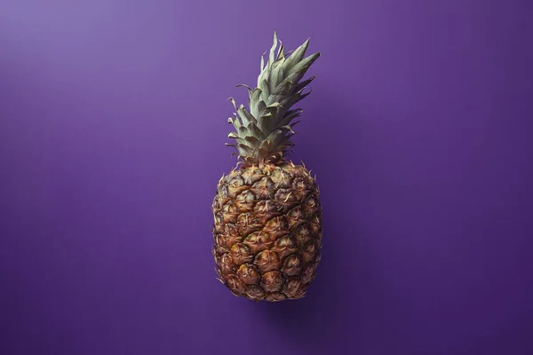Vista dall'alto dell'ananas sulla superficie viola — Foto stock