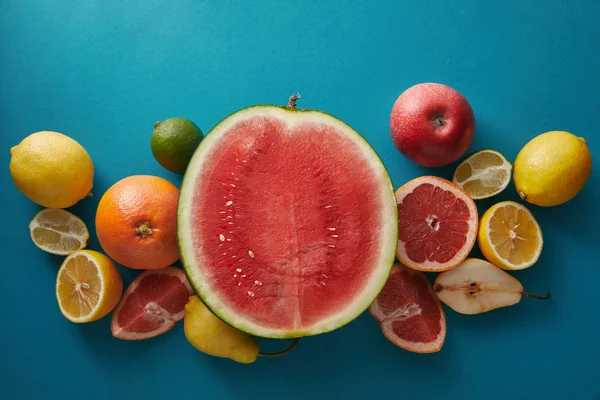 Vista superior de la sandía, pomelos y limones en la superficie azul - foto de stock