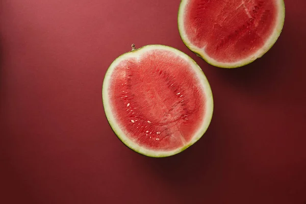Vue de dessus de pastèque coupée sur la surface rouge — Photo de stock