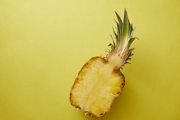 Vue de dessus de la moitié de l'ananas sur la surface jaune — Photo de stock
