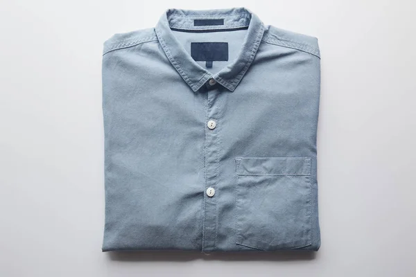 Vue du dessus de la nouvelle chemise bleue isolée sur blanc — Photo de stock