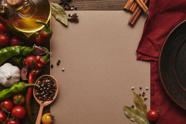 Vue du dessus de la carte blanche, des épices et des légumes sur la surface en bois — Photo de stock