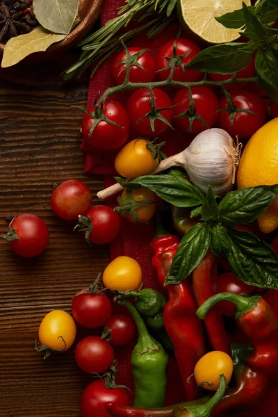 Draufsicht auf frisches reifes, gesundes Gemüse auf Holzoberfläche — Stockfoto