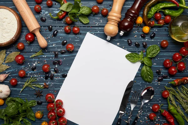 Verduras frescas crudas, especias, tarjeta en blanco y rodillo en la superficie de madera — Stock Photo