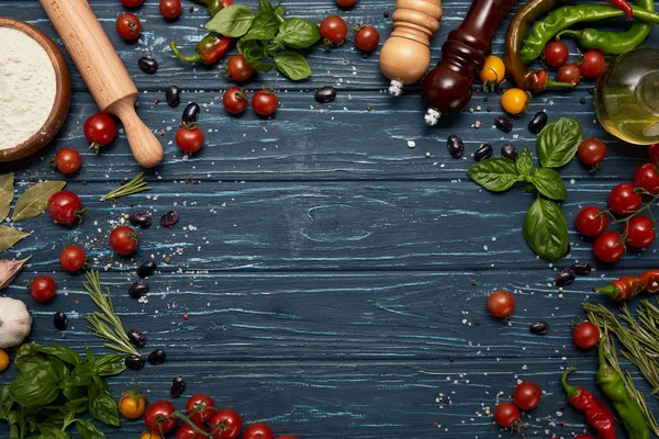 Frisches rohes Gemüse, Gewürze und Nudelholz auf Holzgrund — Stockfoto