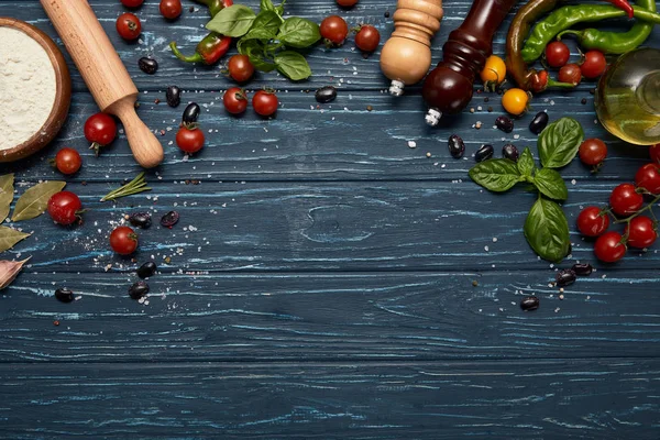 Vue du dessus des légumes crus frais, des épices et du rouleau à pâtisserie sur fond en bois — Photo de stock