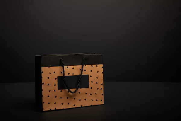 Vue rapprochée du sac à provisions en papier sur fond noir — Photo de stock
