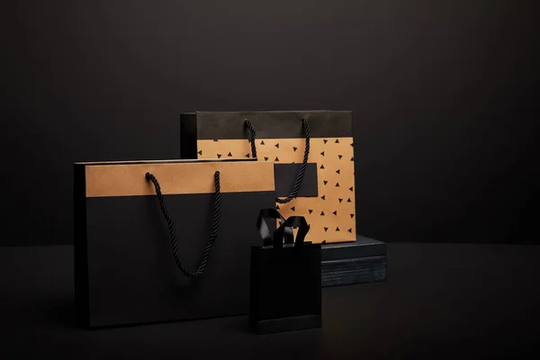 Крупный план сумки, расположенной на черном фоне — стоковое фото