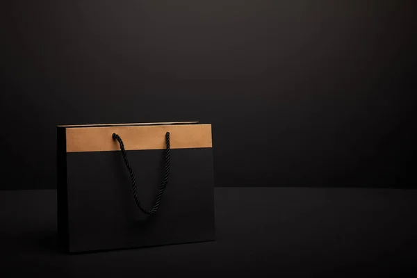 Nahaufnahme einer Einkaufstasche aus Papier auf schwarzem Hintergrund — Stockfoto