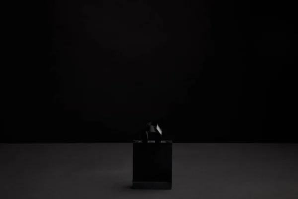 Vue rapprochée du sac à provisions en papier noir sur fond noir — Photo de stock
