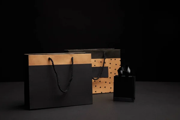 Vue rapprochée des sacs à provisions disposés sur fond noir — Photo de stock
