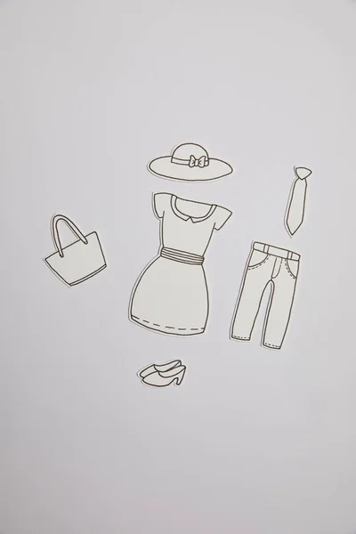 Vista superior de roupas de papel dispostas isoladas em cinza, conceito de compras — Fotografia de Stock