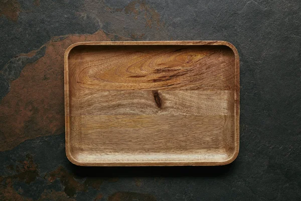 Vista dall'alto del piatto di legno vuoto per sushi su superficie scura — Foto stock