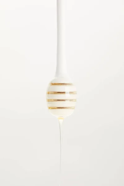 Vue rapprochée du miel en bois plus profond avec du miel biologique sur fond blanc — Photo de stock