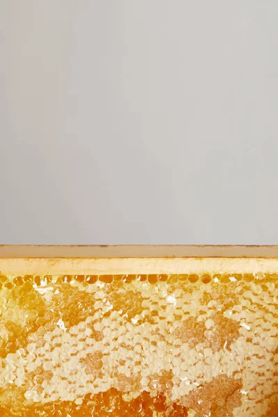 Vista de cerca de la cera de abejas orgánica sobre fondo gris - foto de stock