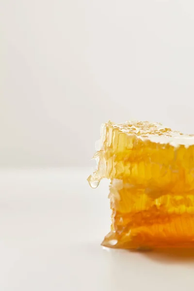 Крупним планом вид на натуральний бджолиний віск на білому тлі — стокове фото