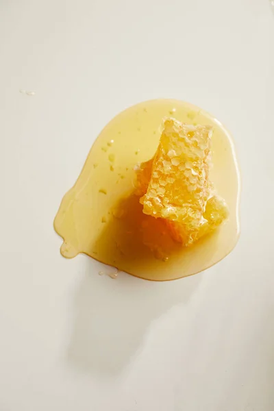 Vista superior de la cera de abeja dulce y miel en la superficie blanca — Stock Photo