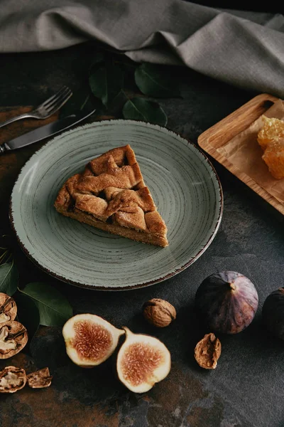 Vue rapprochée de figues fraîches et tarte maison sur plateau grunge foncé — Photo de stock