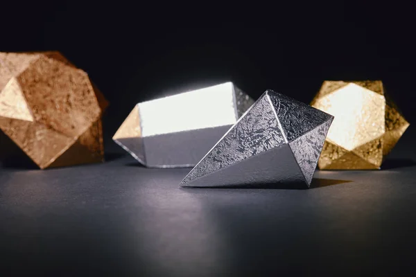 Vue rapprochée de pièces brillantes d'argent et d'or sur noir — Photo de stock