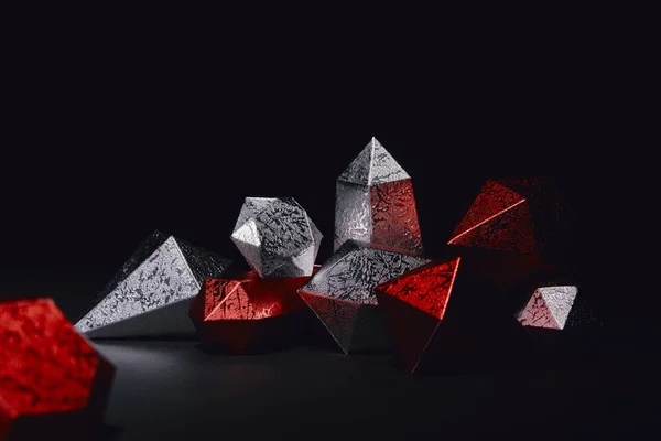 Primo piano vista di brillanti sfaccettate pietre rosse e argento su nero — Foto stock