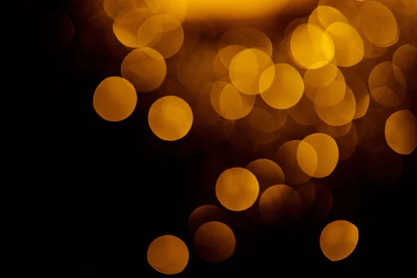 Золотой боке на черном праздничном фоне — стоковое фото
