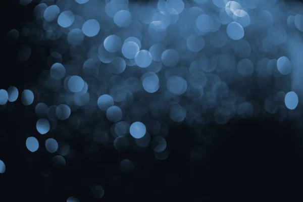Синий боке на темном фоне для празднования — стоковое фото
