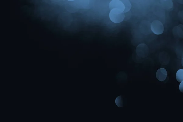 Bokeh blu su sfondo nero con spazio di copia — Foto stock