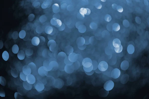 Абстрактный фон с размытым голубым светящимся декором — стоковое фото