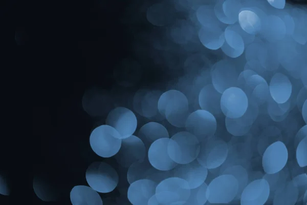 Абстрактный темный фон с красивым голубым боке — стоковое фото