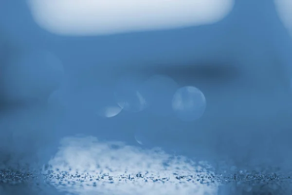Абстрактный размытый голубой праздничный фон — стоковое фото