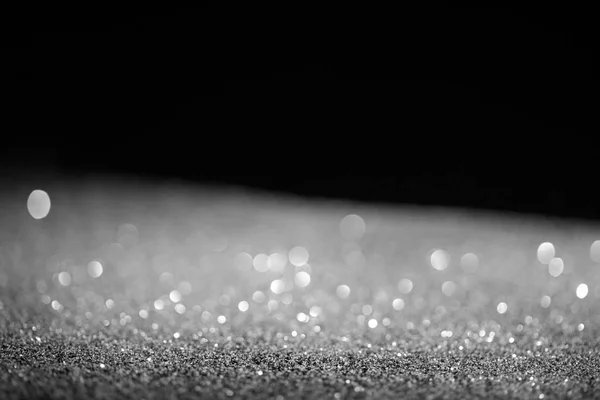 Flou argent brillant paillettes sur fond noir — Photo de stock