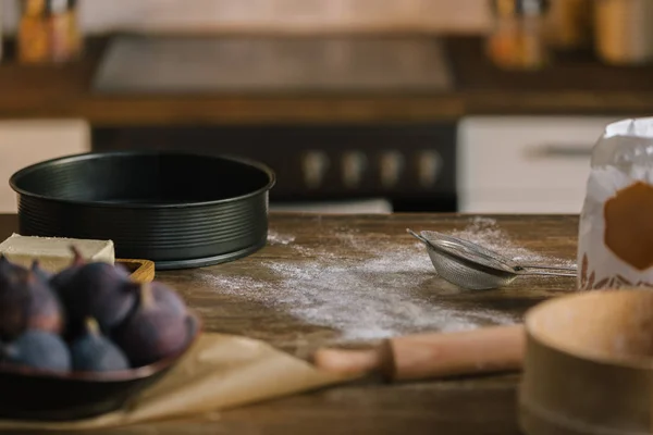 Nahaufnahme von Feigenkuchen Zutaten auf Holztisch mit Mehl bedeckt — Stockfoto