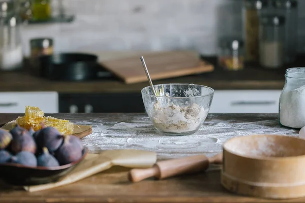 Gros plan des ingrédients de la tarte à la figue avec de la pâte debout sur une table en bois rustique — Photo de stock