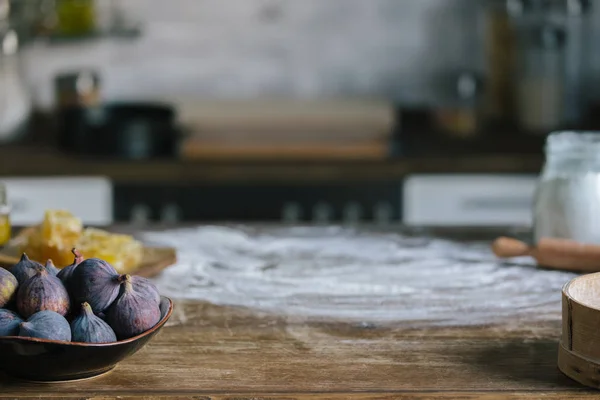 Primer plano plano de ingredientes pastel de higos en la mesa de madera rústica cubierta de harina - foto de stock