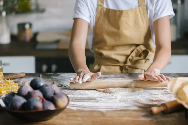 Schnappschuss einer Frau, die Teig für Kuchen auf rustikalem Holztisch zubereitet — Stockfoto