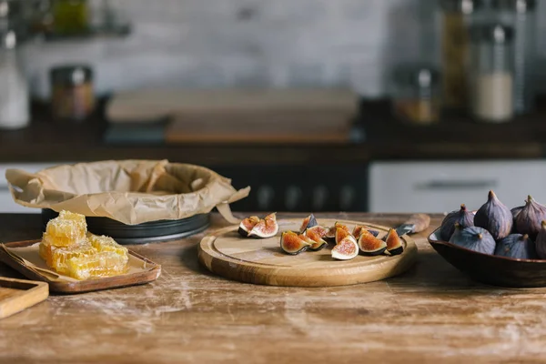 Zutaten für Feigenkuchen auf rustikalem Holztisch — Stockfoto