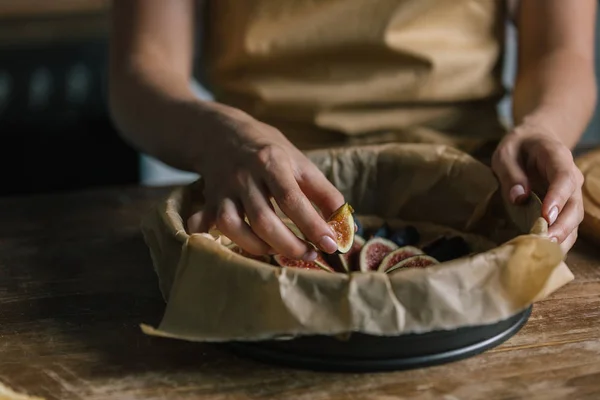 Plan recadré de la femme mettant des figues tranchées dans la plaque de cuisson — Photo de stock