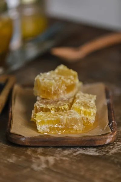 Close-up tiro de favo de mel fatiado na mesa de madeira rústica — Fotografia de Stock