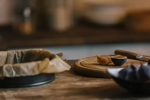 Figues avec planche à découper et forme de cuisson pour tarte sur table en bois rustique — Photo de stock