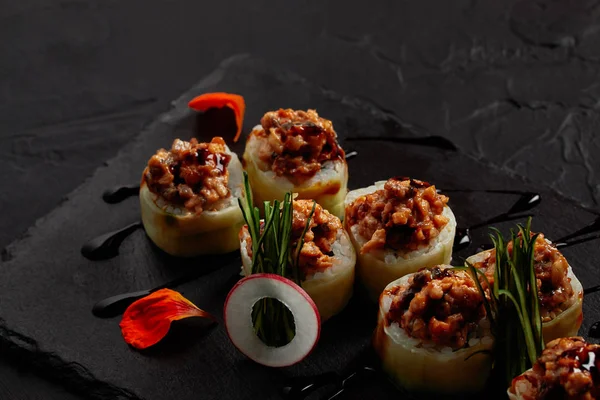 Крупный план вкусного суши-ролла со сливочным угрем и кимчи-майонезом — стоковое фото