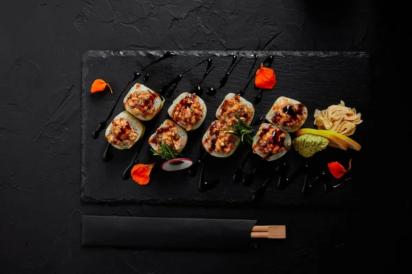 Vista superior de delicioso rollo de sushi con anguila cremosa y mayonesa kimchi - foto de stock