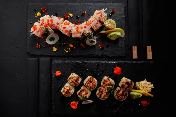 Top view of roll in mamenori with shrimp, salmon and avocado in sauce nigiri and roll with creamy eel and kimchi mayonnaise — Stock Photo