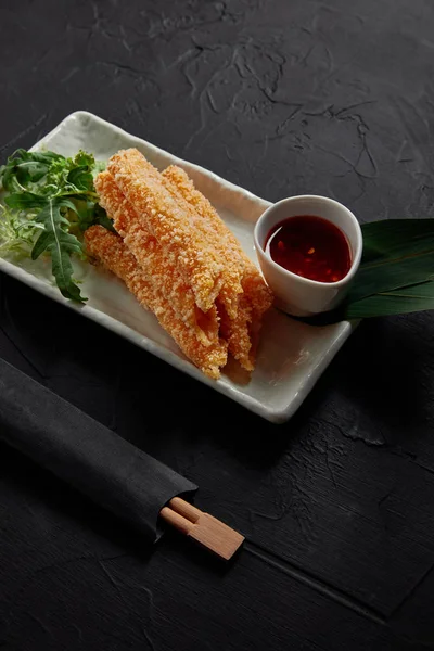 Close-up view of delicious spring rolls with sweet chili sauce — Stock Photo