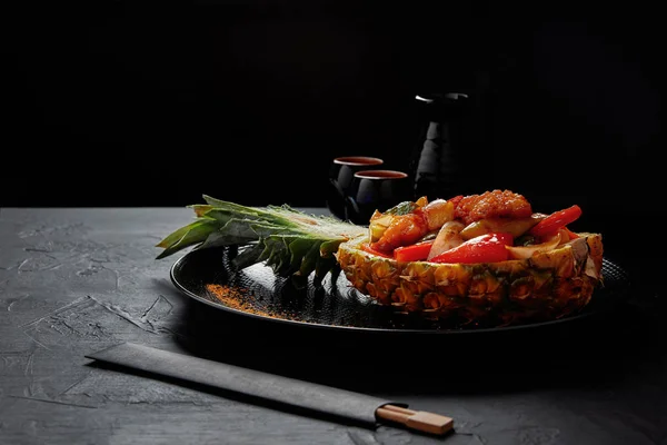 Plat japonais traditionnel gastronomique servi en tranches d'ananas et baguettes — Photo de stock