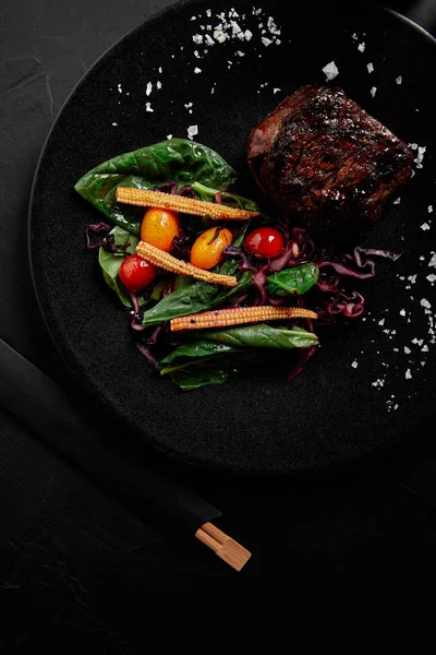 Vista close-up de carne suculenta em molho Teriyaki com tomates cereja grelhados, repolho vermelho e folhas de espinafre, milho bebê e kumquat — Fotografia de Stock