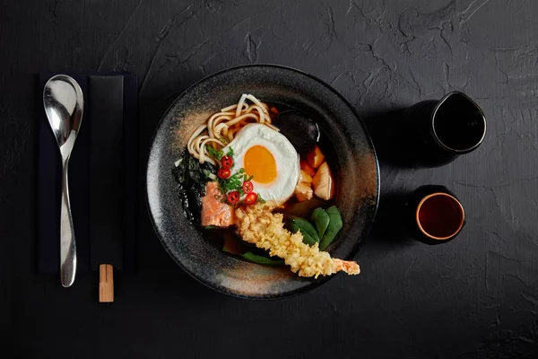 Вид зверху смачний традиційний японський суп в мисці з паличками та ложкою — стокове фото