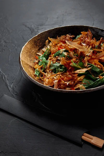 Крупный план вкусного азиатского блюда на тарелке и палочках для еды — стоковое фото