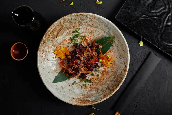 Верхний вид вкусного мяса в соусе подается на круглой тарелке — стоковое фото