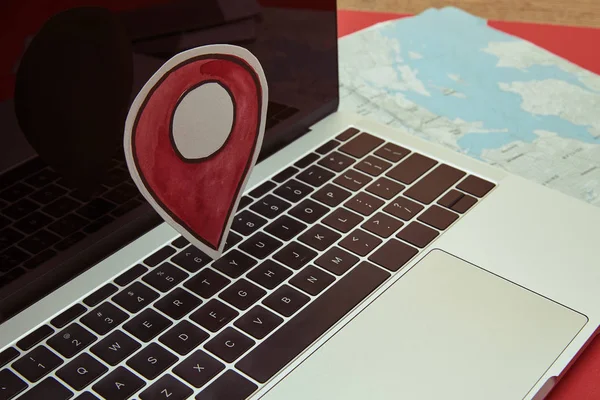 Знак местоположения gps на ноутбуке, карта на планшете — стоковое фото