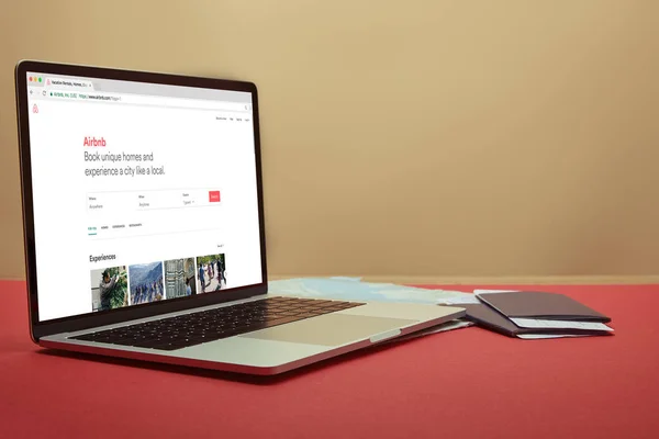 Laptop mit geladener Airbnb-Seite zu Hause auf dem Tisch — Stockfoto